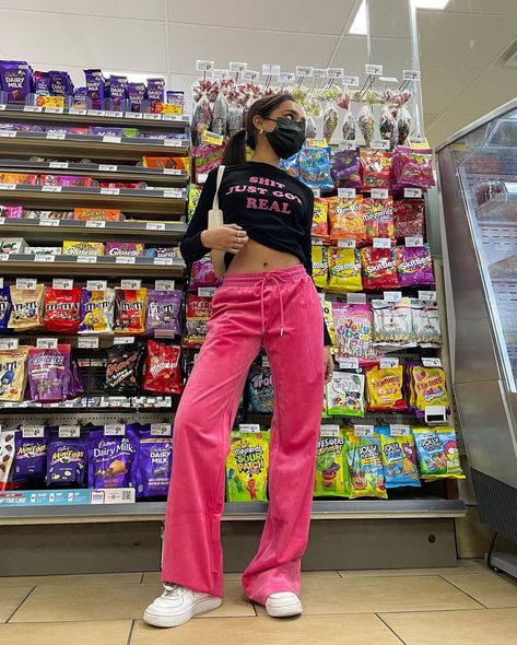 Pink Sweatpants Outfit Winter, Y2k Sweatpants Outfit, Velour Pants Outfit, Pink Sweatpants Outfit, Sweatpants Outfits Winter, Juicy Sweatpants, Cute Y2k Outfits, Outfits Sweatpants, Y2k Sweatpants