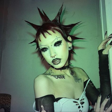 Punk Photoshoot, Gothic Era, Chicas Punk Rock, Rock Makeup, Punk 90s, 90s Punk, Punk Makeup, Alt Makeup, Goth Hair