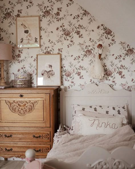 Whimsical Girls Bedroom, Vintage Toddler Rooms, Girls Bedroom Vintage, Vintage Girls Rooms, Vintage Kids Room, Timeless Farmhouse, Whimsical Bedroom, Granny Style, Toddler Girl Room