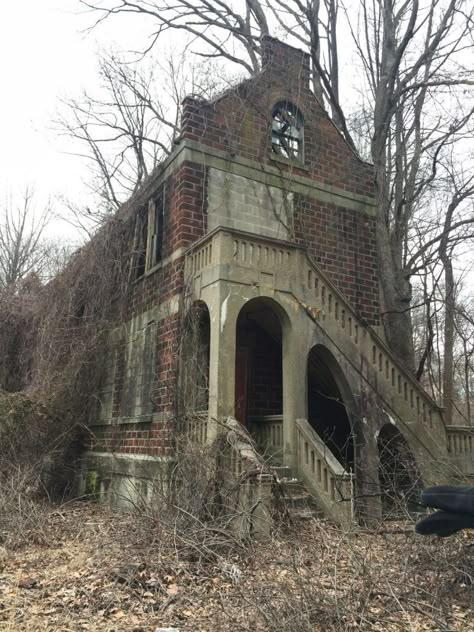 Abandoned Seaview Hospital | Staten Island: Off the Beaten Path Beautiful Abandoned Houses, Abandoned Hospital Exterior, Abandoned Houses Interior, Old Buildings Photography, Magical Buildings, Abandoned Places In The Uk, Ancient Homes, Haunted House Pictures, Abandoned Island