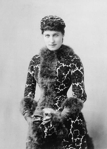 Lillie Langtry, Fur Trimmed Coat, Alexandra Of Denmark, Queen Alexandra, Theatre Actor, Fur Trim Coat, Victorian Clothing, Vintage Portraits, Victorian Fashion