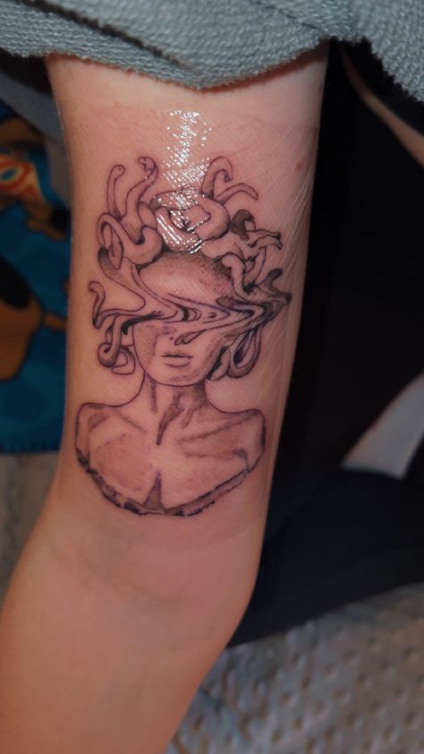 medusa tattoo for a single for surviving sexual assault and women’s empowerment. Medusa Back Tattoo Women, Tattoo Sexuality, Tattoos For Sa Survivors, Sexuality Tattoo, Sa Survivor Tattoo, Sa Tattoo Ideas, Survivor Tattoo, Awareness Tattoo, Medusa Tattoo