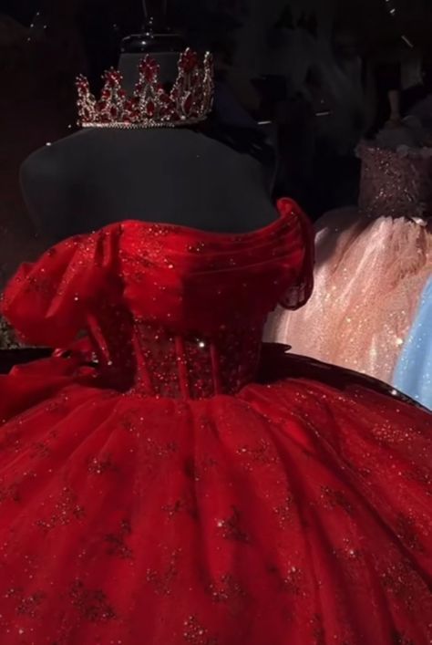 Red Quince Bear, Red Dress Quince, Red Quince Decor, Dark Red Quinceanera Dresses, Red Quince Ideas, Xv Makeup, Red Quince Dress, Birthday Party 16, Dream Quinceanera