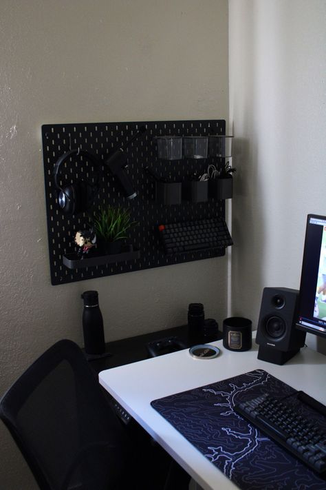 Guys Gaming Room, Black Pegboard Ideas, Black Desk Setup Aesthetic, Black Gaming Setup Aesthetic, Black And White Game Room, Desk Setup Black, Gaming Pegboard, Black Desk Setup, Minimal Room Ideas