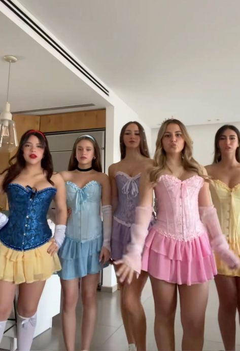 Princess Group Halloween Costumes, Princess Halloween Costume Group, Disney Princess Halloween Costumes Group, Halloween Costumes Group Friends, Disney Princesses Halloween Costumes, Fantasias Femininas Festa, Trip Halloween Costumes, Solo Costume Ideas Halloween, Group Halloween Outfits