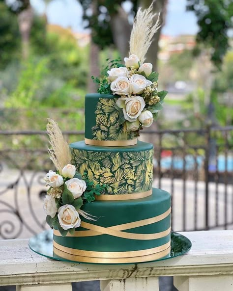 Emerald And Gold Cake, 60th Birthday Cake For Mom, Emerald Wedding Cake, Wedding Cake Emerald Green, Quince Cakes, Quince Cake, Birthday Cake For Mom, 60th Birthday Cakes, Luxury Cake