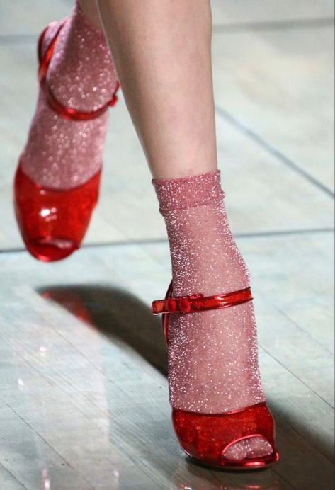 Red And Pink Fashion, Lovecore Fashion, 2019 Ready To Wear, Socks And Heels, Fashion Weeks, Carrie Bradshaw, Mode Vintage, Mode Inspiration, Sock Shoes