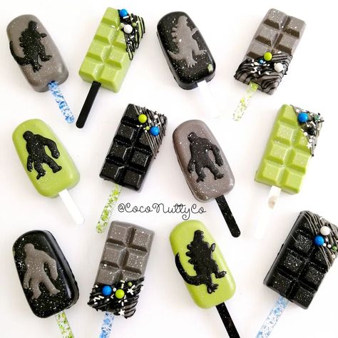 CocoNutty x Yayoi on Instagram: “Godzilla VS Kong : Cake Pops 💙💚🖤 . . . #coconuttyco #cakepopsofinstagram #cakepopsicles #cakepops #godzillavskong #cakemagnum” Godzilla Cake Pops, Godzilla Vs Kong Cake, Godzilla Birthday Party, Oreo Cake Pops, Godzilla Birthday, Godzilla Vs Kong, Birthday Cake Pops, Oreo Pops, Godzilla Vs