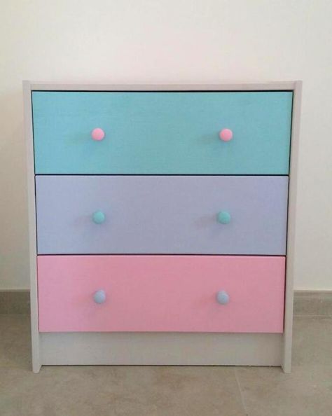 Baby room drawer. Random Furniture, Diy Kids Kitchen, Birthday Party Goodie Bags, Muebles Shabby Chic, Room Girl, Kids Kitchen, Ombre Dresser, Goodie Bags, Girl Room