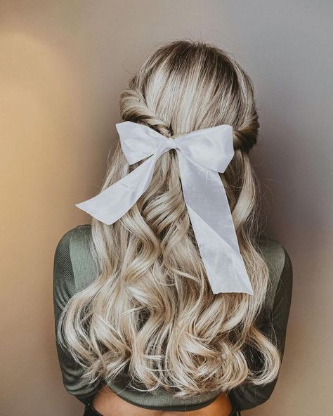 White Hair Bow Bride, Wedding Hair With Bow Veil, Bride Hair With Bow, Wedding Hairstyles With Bow, Wedding Hair With Bow, Cute Hairstyles With A Bow, Hair With Bows Hairstyles, Blonde Wedding Hairstyles, Hair With Bow