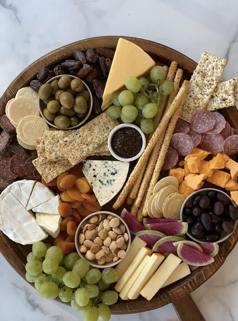 Charcuterie Board Ideas Cheese, Aesthetic Kitchen Modern, Charcuterie Board Aesthetic, Cheese Board Ideas, Easy Charcuterie Board, Wedding Ideas 2024, Easy Charcuterie, Charcuterie Board Ideas, Board Aesthetic