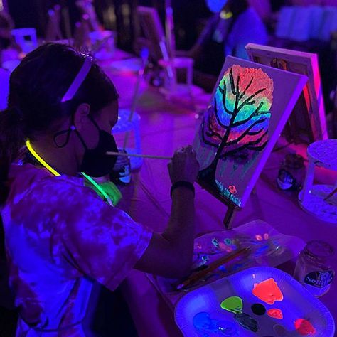 #NeonCrafts #DIYNeon #NeonSigns #BrightIdeas Glow Paint Party Ideas, Glow In The Dark Science Experiments, Glow Party Halloween, Glow In The Dark Paint Party, Glow In The Dark Paint Ideas, Glow In The Dark Kids Party, Glow Party Games For Kids, Glow In The Dark Party Food, Glow In The Dark Party Ideas For Kids