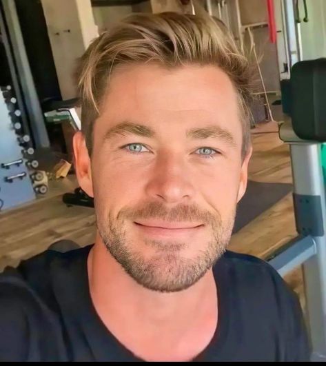 Ponytail Hairstyles Party, Hairstyles Ponytail High Pony, Long Hair Hairstyles For Men, Hairstyles Protective Styles, Chris Hemsworth Workout, Mens Haircuts Thick Hair, Pony Hairstyle, For Short Hair Hairstyles, Ponytail High