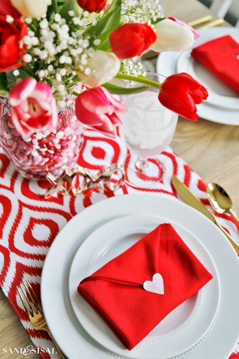 Valentine Dinner Party, Valentine Day Table Decorations, Simple Table Decorations, Valentine Tablescape, Valentine's Dinner, Saint Valentin Diy, Valentines Bricolage, Breakfast Table Setting, Valentine Tea