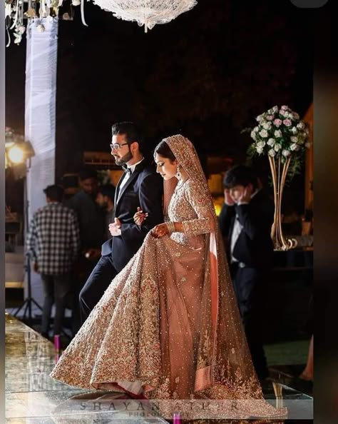 Walima Photoshoot, Hindu Wedding Dress, Classy Photoshoot Ideas, Pakistani Wedding Dance, Bride Groom Photoshoot, Pakistani Wedding Photography, Couple Illustration Wedding, Bride Groom Poses, Muslim Wedding Photography