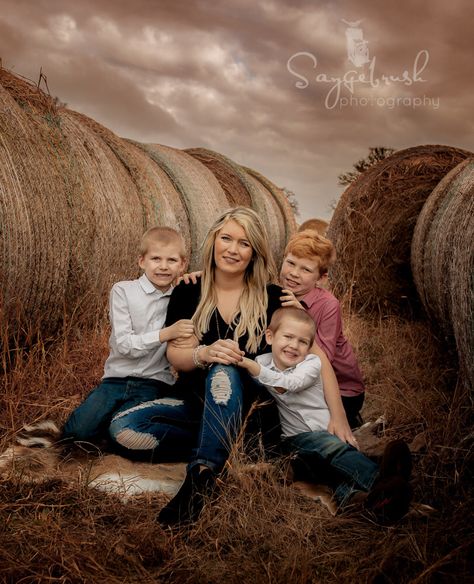 Family pictures, posing, color portraits, clouds, family pictures with hay bales Fall Family Farm Pictures, Hay Bale Family Pictures, Family Pictures On The Farm, Family Pictures Farm, Fall Farm Family Pictures, Hay Bale Picture Ideas, Family Farm Pictures, Cactus Family Photoshoot, Family Farm Pictures Ideas