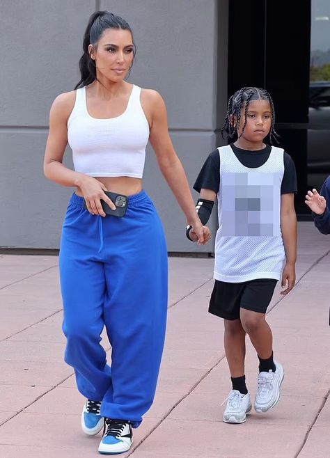 Kim Kardashian Recent Photos, Kim Kardashian Sweatpants Outfit, Kim Kardashian Style Casual, Basketball Mom Outfit, Outfits For Short Girls, Kardashian Style Casual, Kim Kardashian Style Outfits, Kardashian Casual Outfit, Crop Top And Sweats