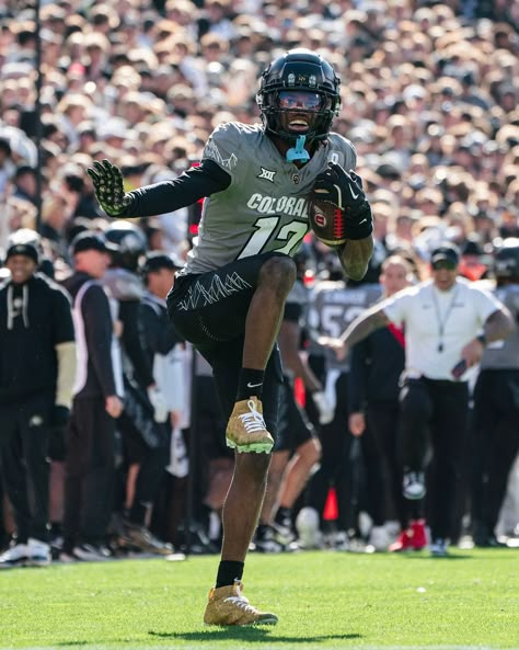 Travis Hunter Strikes the HE12MAN Pose After Game-Changing Play! 🏈🔥 | Heisman Hype  (Dm for credit or removal / All rights® are reserved & belong to their respective owners)⁠  #HE12MAN ( #📷 @cubuffsfootball ) #TravisHunter #HE12MAN #HeismanPose #CollegeFootball #FootballHighlights #HeismanHype #GameChanger #Buffaloes Travis Hunter Wallpaper, Heisman Pose, Football Media Day, Cold Photos, Fb Pfp, Shedeur Sanders, Cool Football Pictures, Travis Hunter, College Football Uniforms