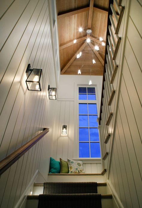 An architecturally beautiful stairway - ELLEDecor.com Stairway Lighting Ideas, Enclosed Staircase, Cottage Stairs, Staircase Wall Lighting, Stairwell Ideas, Staircase Lighting Ideas, Basement Staircase, Stairwell Wall, Stairwell Lighting