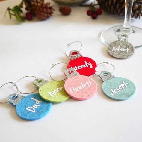 Christmas Wine Charms Diy, Christmas Wine Glasses Diy, Margarita Ville, Wine Charms Diy, Christmas Hosting, Christmas Wine Glasses, Pinot Noir Wine, Felt Christmas Stockings, Xmas Jumpers