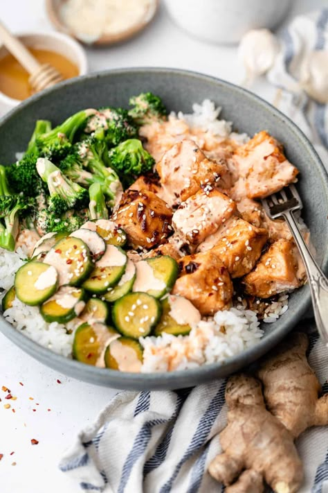 Sticky Salmon Rice Bowls - Erin Lives Whole Sticky Salmon, Salmon Orzo, Orzo Skillet, Creamy Salmon, Sticky Sauce, Food Salmon, Marinated Cucumbers, Salmon And Broccoli, Salmon Rice Bowl