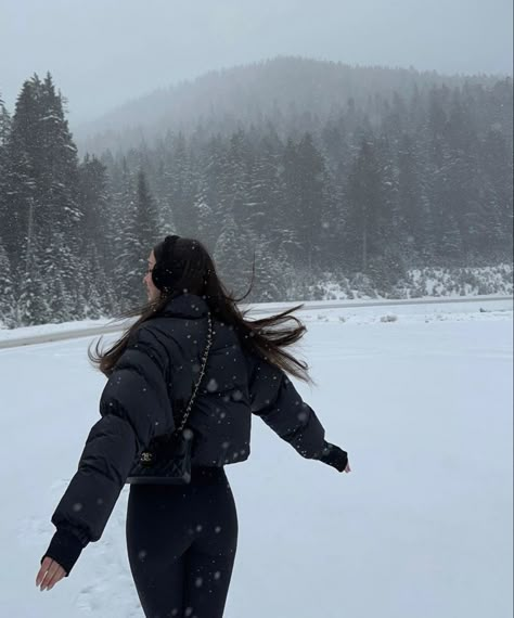 Mountain Photo Ideas, Ski Aesthetic, Winter Outfits Snow, Ali Hazelwood, Snow Photoshoot, Comfy Outfits Winter, Snow Pictures, Ootd Winter, Snow Trip