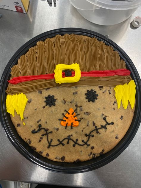 Scarecrow Desserts, Cookie Cake Halloween Design, Cookie Cake Buttercream Frosting, September Cakes Ideas, Thanksgiving Message Cookies, Cookie Cake Decoration Ideas, Halloween Message Cookies, Thanksgiving Cookie Cake Designs, Thanksgiving Cookie Cakes