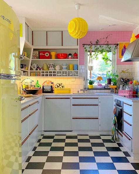 Kitchen Bohemian, Funky Kitchen, Pastel Home Decor, Kitschy Kitchen, Eclectic Kitchen, Wallpaper Home Decor, Boho Kitchen, Interior Modern, Cute Home Decor