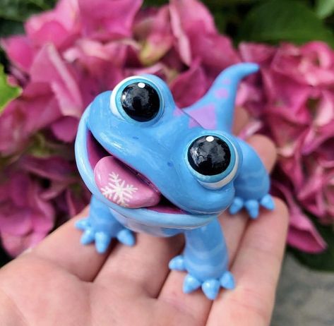 Clay Bruni Salamander Disney Clay Sculpture, Stitch Clay Sculpture, Cute Clay Dragon, Disney Clay Art, Clay Salamander, Clay Disney Characters, Clay Characters Easy, Disney Clay Ideas, Frozen Salamander