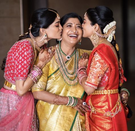 South Indian Bridesmaids, Father Daughter Poses, Mother Of The Bride Looks, Brides Sister, Bridesmaid Photoshoot, Bride Photos Poses, Vibrant Outfits, Brides Mom, Family Wedding Photos