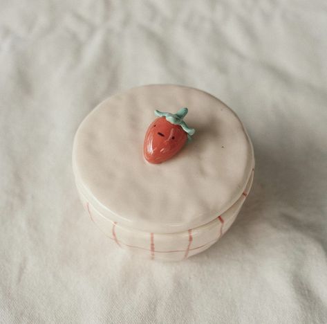 Clay Box Ideas Aesthetic, Aesthetic Clay Art Ideas, Clay Jewelry Box Ideas, Clay Trinket Box Diy, Clay Box Ideas Ceramics, Trinket Box Clay, Clay Designs Ideas, Clay Box Ideas, Clay Containers