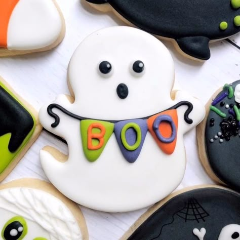 Grace Gaylord on Instagram: “👻 [5 min ⏩ 39 sec] . . . Cutter @bobbiscookies  Tipless bags @trulymadp Graceful Baker, Halloween Sugar Cookies Decorated, Easy Halloween Cookies, Candy Corn Cookies, Halloween Cookie Recipes, Cookies Halloween, Pumpkin Sugar Cookies, Halloween Cookies Decorated, Halloween Sugar Cookies