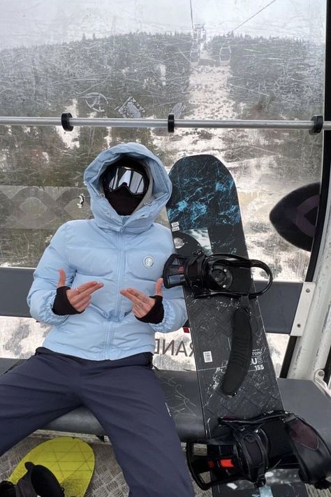 Skier Outfit, Enemies With Benefits, Snowboard Pictures, Snowboard Aesthetic, Josh Chen, Mode Au Ski, Snowboarding Aesthetic, Ski Pics, Ski Trip Outfit