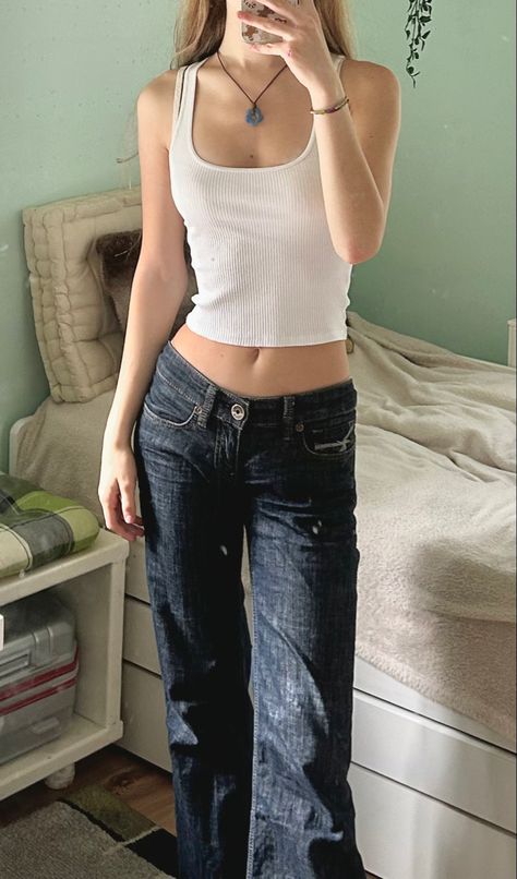 Low Rise Jean Aesthetic, Low Waist Jeans Outfit Korean, Low Wasted Jean Outfits, Dark Low Rise Jeans Outfit, Low Cut Jeans Outfits, Low Waist Bootcut Jeans Outfit, Low Waisted Jeans Outfit 2000s, Low Waste Jeans, Jeans Basic Outfit