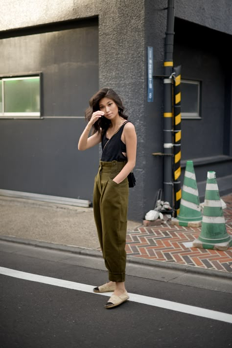 Women Outfit Casual Summer, Summer Outfits Tokyo, Tokyo Summer Style, Olive Pants Outfit Summer, Japan Outfit Women, Ootd Japan Style Summer, Tokyo Fashion Summer, Japan Style Fashion Summer, Olive Cargo Outfits Women