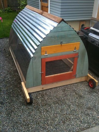 rabbit or chicken hutch tutorial Urban Chicken Coop, A Frame Chicken Coop, Cheap Dog Kennels, Chicken Coop Pallets, Small Chicken Coops, Cute Chicken Coops, Easy Chicken Coop, Portable Chicken Coop, Chicken Tractors