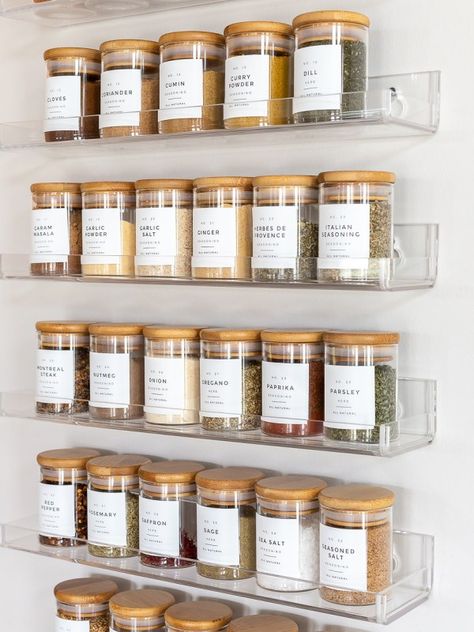 Spice Rack Organization, Pantry Organisation, Glass Spice Jars, Spice Labels, Spice Storage, Diy Kitchen Storage, Kitchen Spices, Kitchen Design Trends, Pantry Labels