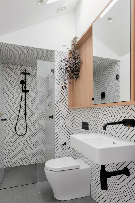 Small Bathroom Tile Ideas, Mini Bad, Tile Backsplash Bathroom, Trendy Bathroom Tiles, Small Bathroom Tiles, Contemporary Bathroom Designs, Bad Inspiration, Backsplash Designs, Bathroom Tile Designs