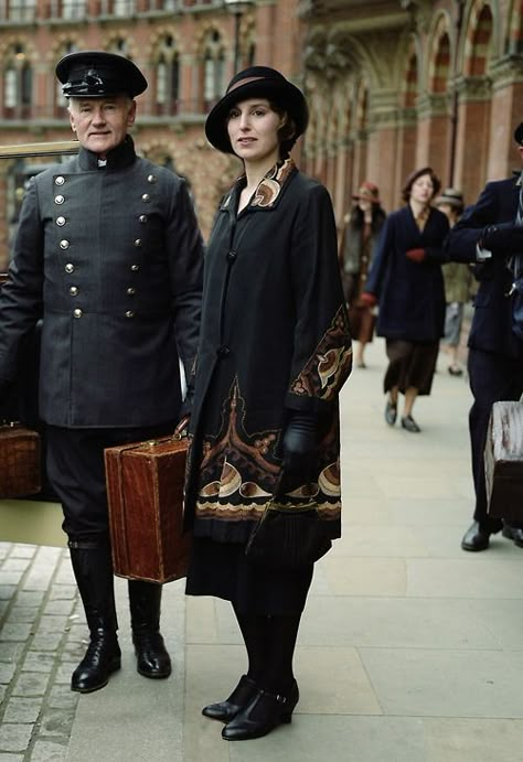 Laura Carmichael as Lady Edith Crawley in Downton Abbey (TV Series, 2013). 1920s London Fashion, Downton Abbey Clothes, Lady Edith Crawley, Downtown Abbey Fashion, Edith Crawley, Dress Pattern Vintage, Downton Abbey Costumes, Downton Abbey Series, Laura Carmichael