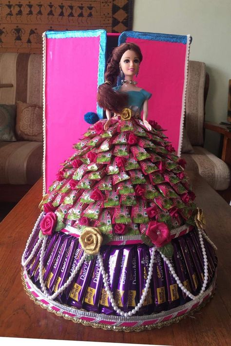 Chocolate Doll Decoration, Totto Decoration Ideas, Seer Plate Decoration Ideas, Seer Thattu Decoration Ideas, Chocolate Packing Ideas Gift, Chocolate Flowers Bouquet, Indian Wedding Gifts, Candy Gift Baskets, Chocolate Bouquet Diy