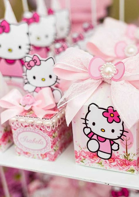 Olha a delicadeza dessas peças que você pode entregar como lembrancinha Hello Kitty. Hello Kitty Treat Bags, Hello Kitty Goodie Bags, Hello Kitty Party Favors, Bolo Da Hello Kitty, Hello Kitty Birthday Theme, Hello Kitty Wedding, Hello Kitty Theme Party, Kitty Birthday Party, Hello Kitty Birthday Party