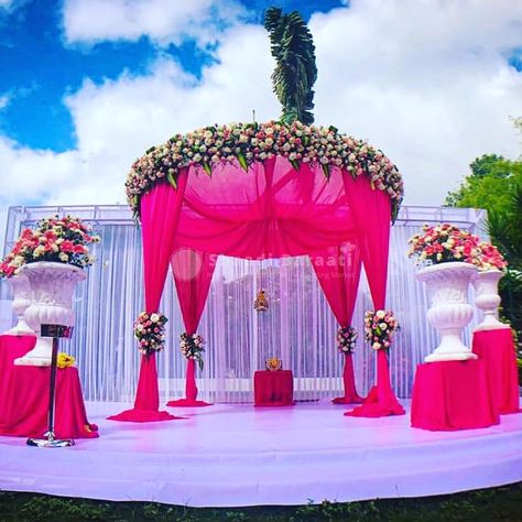 Diy Wedding Arch Flowers, Vidhi Mandap, Pandal Decoration, Casual Wedding Decor, Reception Stage Decor, Backyard Wedding Decorations, Simple Stage Decorations, Themed Wedding Decorations, Garland Wedding Decor