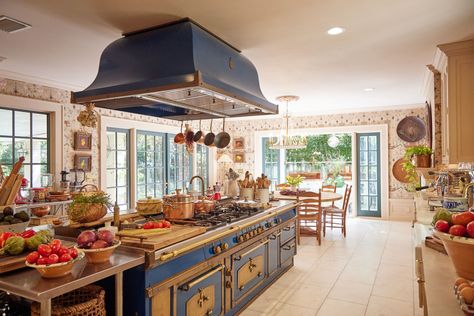 Martha Stewart Aesthetic Home, Martha Stewart Home Decor, Martha Stewart Home Aesthetic, Martha Stewart Aesthetic, Hampton Summer, Kitchens 2024, Kitchen List, Italian Style Kitchen, Martha Stewart Kitchen