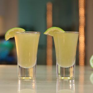 Soco Lime and Peach Shot Peach Cocktail Recipes, Alcoholic Shots, Rum Shots, Sour Apple Pucker, Lemon Drop Shots, Shooter Recipes, Apple Pucker, Peach Cocktail, Adult Party Ideas