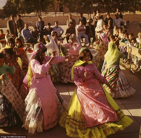 Traditional Iranian Clothing, Iranian Clothes, Persian Women, Iran Culture, Iran Pictures, 70s Clothing, Persian Fashion, Persian Culture, Iranian Women