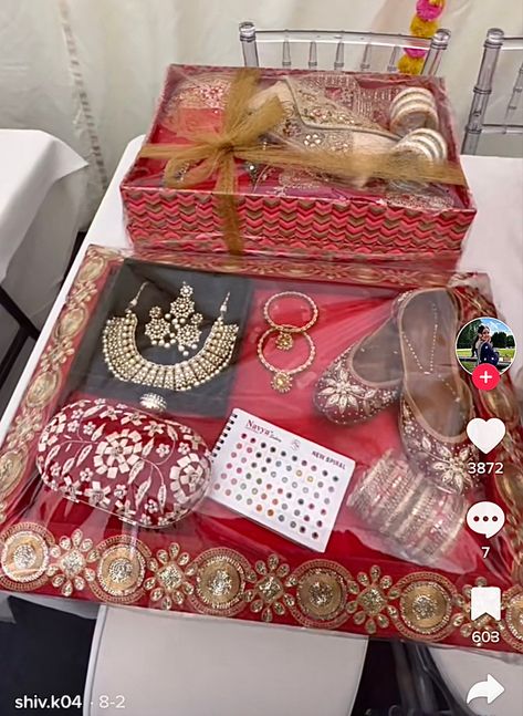 Bridal Gift Hamper, Karwachauth Gift Ideas For Wife, Bride Things Packing Ideas, Lehanga Packing For Wedding, Bari Packing Ideas For Groom, Wedding Gift Hamper Ideas, Bridal Packing Ideas, Engagement Packing Ideas For Bride, Wedding Gift Hampers