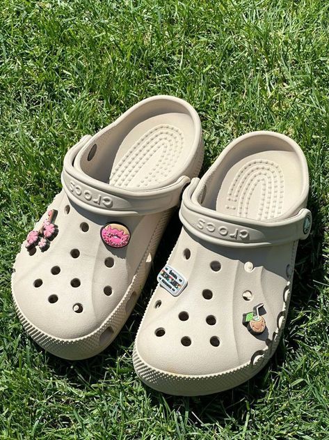 Crocs Aesthetic Men, White Crocs Aesthetic, Crocs Aesthetic, White Crocs, Cute Flip Flops, Crocs Fashion, Aesthetic Men, Korean Summer Outfits, Top Korean