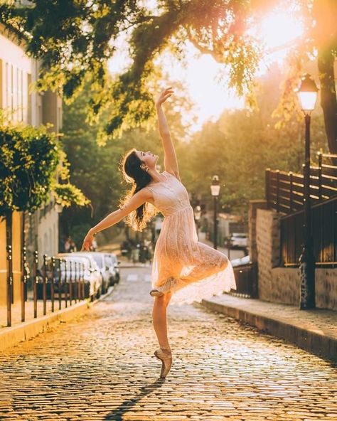 What’s your favorite part of the day? ☀️🌙🌞🌖 * Photography by @wonguy974 * Pointe shoes by @sodancausa * #brittanycavaco #ballet Outdoor Dance Poses, Dancer Senior Pictures, Ballet Senior Pictures, Outdoor Dance Photography, Ballet Photography Poses, Dance Senior Pictures, Ballerina Photography, Ballet Dance Photography, Dance Picture Poses