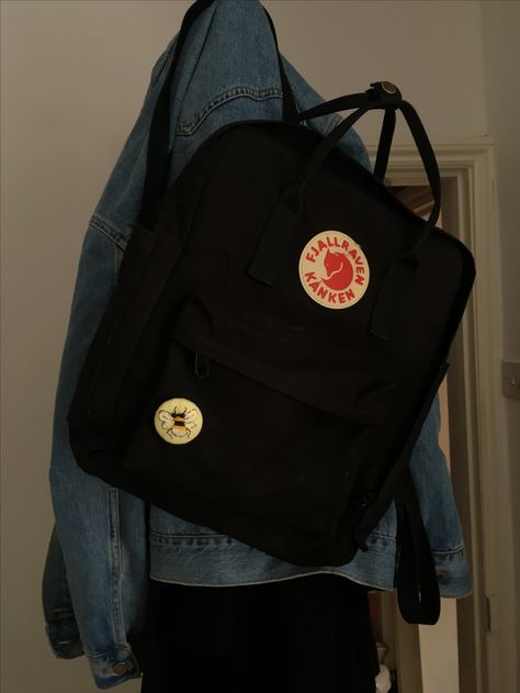 Black Kanken Aesthetic, Kanken Style, Fjallraven Kanken Black, Kanken Bag, Mochila Fjallraven Kanken, Short Rosa, Cutesy Outfit, Backpack Fjallraven, Fjällräven Kånken