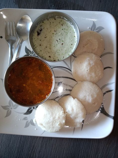 Idli Sambar Snapchat, Idli Chutney, Hospital Admit, Idli Recipe, Yoo In Na, Food Pic, Indian Foods, Naan Recipe, Food Aesthetics